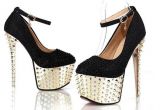Maravilhoso sapato sofisticado e ousado, com spikes